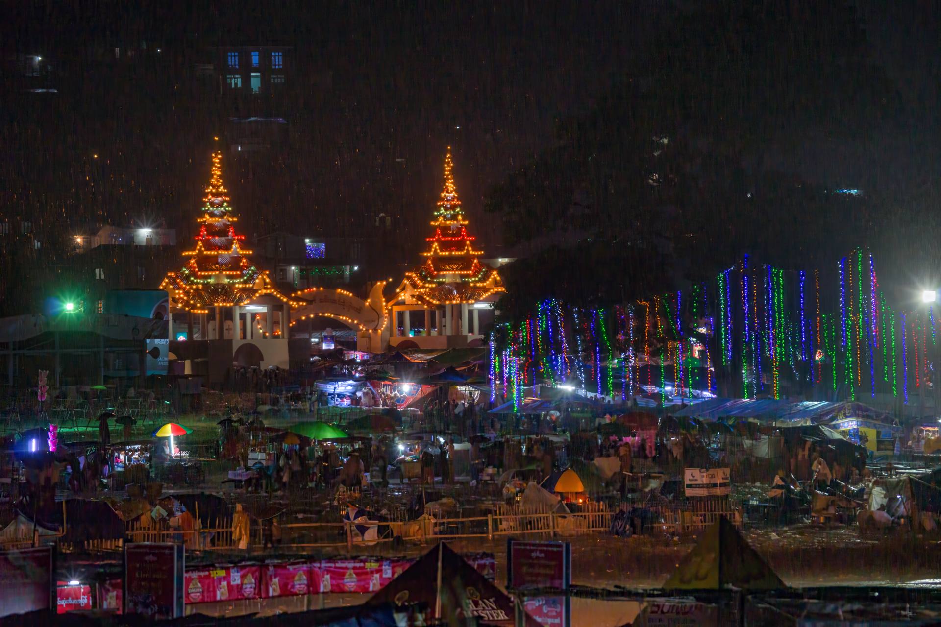 Taunggyi, die Hauptstadt des Shan-Staats liegt in 1430 m Höhe auf einem Felssockel, der nach Westen relativ abrupt 600 m hinab zu einem fruchtbaren Plateau abfällt. Hier wird das Taunggyi Heißluftballon-Festival gefeiert. Es ist eines der großen traditionellen Feste. Ursprünglich wurde es mit buddhistischer Bedeutung gegründet, hat sich aber in einen traditionellen handwerklichen Heißluftballonwettbewerb verwandelt. Während anfangs nur ein Ballon teilnahm, stieg die Anzahl der Ballons von Jahr zu Jahr und heute nehmen über 400 Ballons teil.